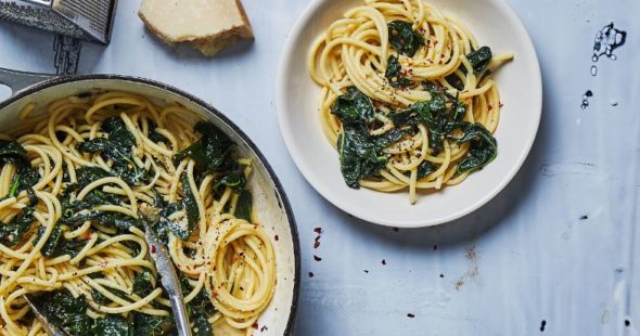 Spagetti aglio e olio with lots of kale